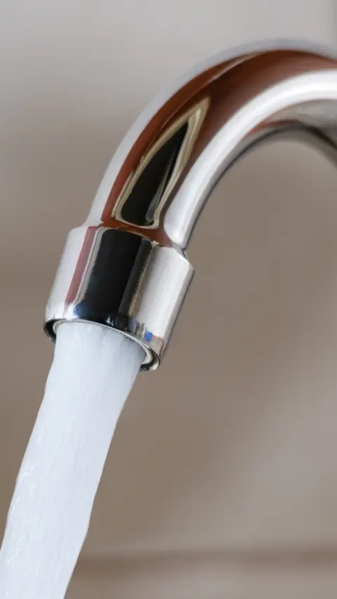 Water faucet vertical